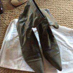 Donald Pliner low heel Ankle Boots 9 Reduced